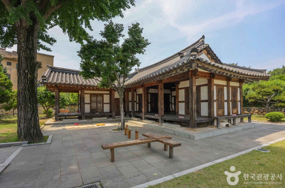 Scenic walking path and traditional tiled walls along the Ulsan heritage route